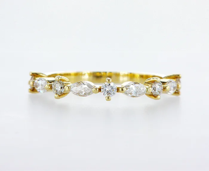 טבעת יהלומי מרקיזה ויהלומים עגולים